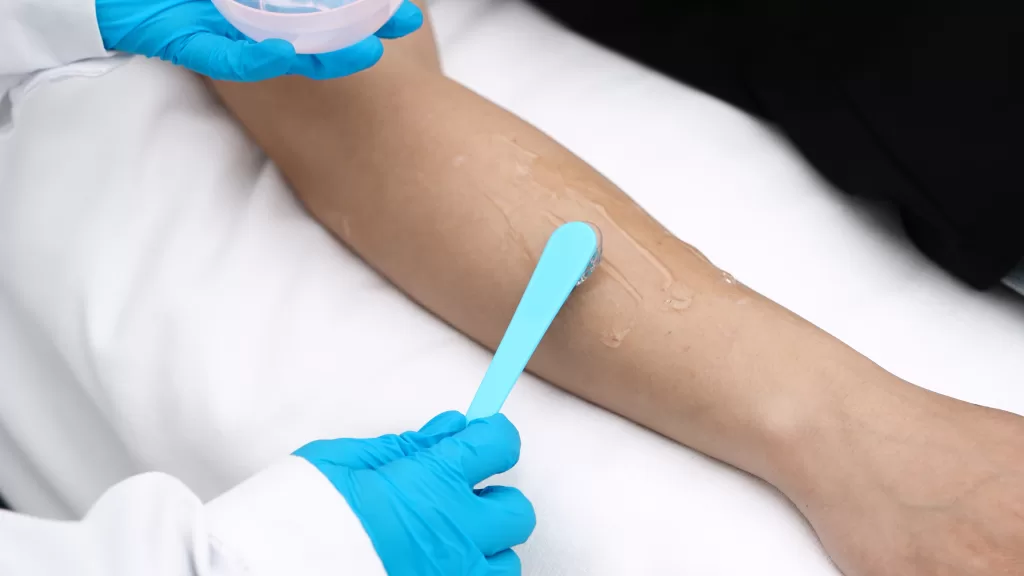 apply cooling gel on the arm skin