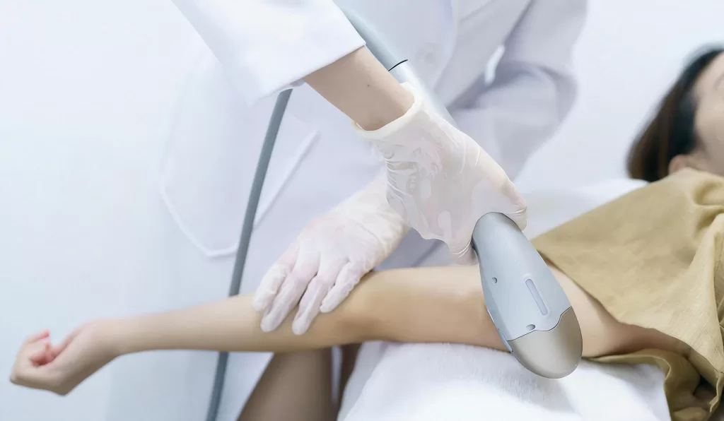 Non-Invasive Facelifts have become a mainstream choice for millions of people seeking a younger, lifted appearance without surgery.