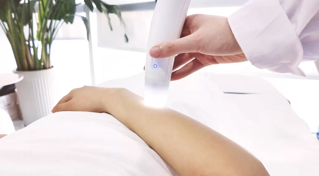 AI makes 4 Wavelengths diode laser hair removal not just more powerful — but smarter.