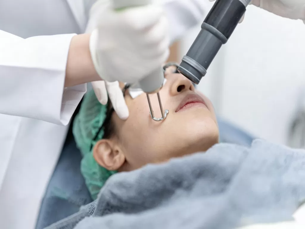 A picosecond laser machine is a high-performance medical aesthetic device that usesultra-short pulses to treat pigmentation, tattoos, and skin rejuvenation with minimal downtime.